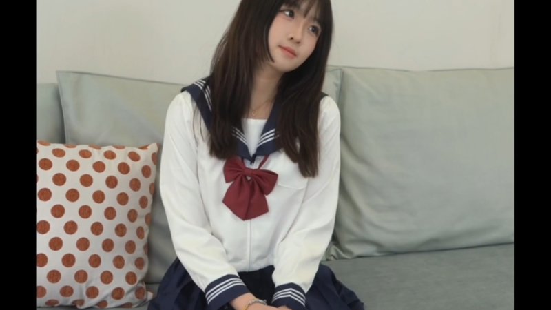 美女挤奶站在巨人肩膀上看