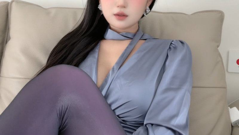 妈妈假装睡着配合孩子做家务新的一天