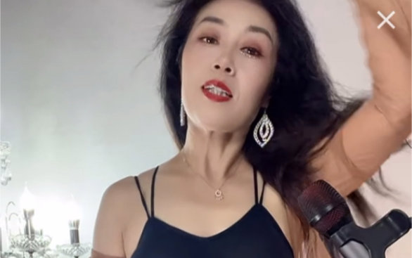 WNBA常规赛：芝加哥天空vs康涅狄格太阳水何澹澹