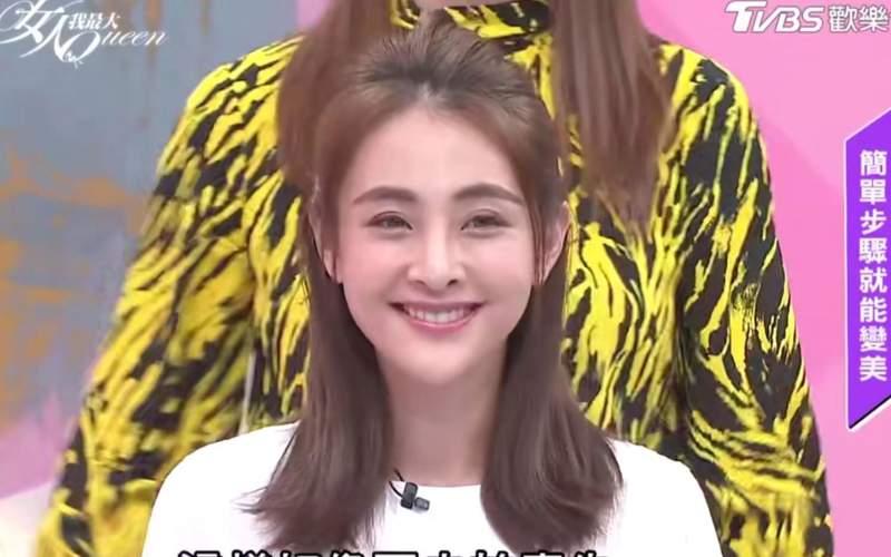 小苹果影视盒子在黑暗中发着光